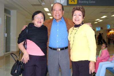 vi_21022006 
Alejandro Lico Viajó a Tijuana y fue despedido por Josefina Chau y María Sara Guerrero.