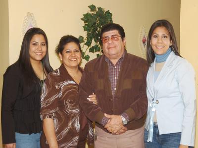 va_21022006 
Isabel Fuentes Luévano, Carmen Luévano Lerma, Cristóbal Fuentes Rosales y Carmen Fuentes Luévano.