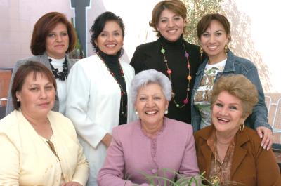 gr_21022006
 María de Lourdes Carrillo de Santibáñez acompañada por un grupo de amigas y familiares.