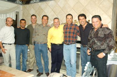 gr_22022006 
Javier González Duéñez junto a sus amigos..
