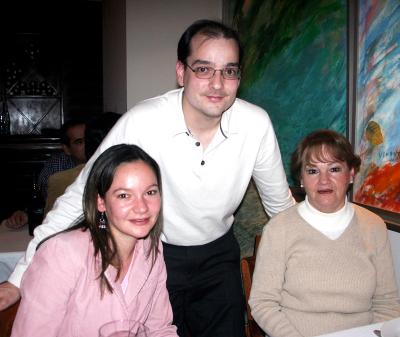 va_23022006 
Sylvia Gómez, Juan Villarreal y Nidia Carvajal.