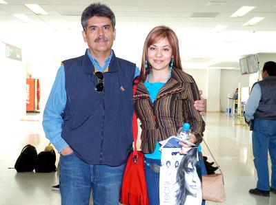 vi_23022006
Arianely Malacara viajó a San Diego, la despidió Pedro Malacara.
