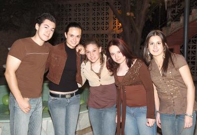 ch_24022006
 Salvador, Ana, Liza, Lucía junto a María Fernanda Pastrana quien recintemente festejó su cumpleaños.