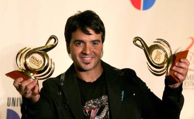 Además actuaron Intocable, Beto y sus Canarios, Luis Fonsi, Laura Pausini con una excelente versión de su éxito 'Víveme', y Ana Bárbara, quien cantó con sus hermanos Los Elegidos el tema 'Fruta prohibida'. 





El cantante Luis Fonsi de Puerto Rico sostiene los premios obtenidos.