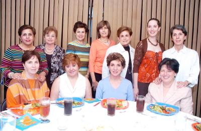 gr_24022006 
 Gaby Alarcón Díaz Flores, en una despedida que le organizaron las integrantes del Club de los Lunes.