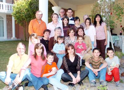 gr_24022006 
María Martha Galán Dingler festejo su anicversario de vida rodeada de sus hijos, nietos y hermanos.