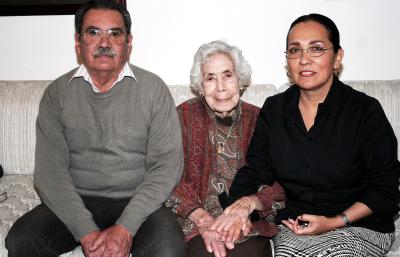 va_24022006 
Consuelo Flores de Arellano, Valente y Xóchitl Arellano.
