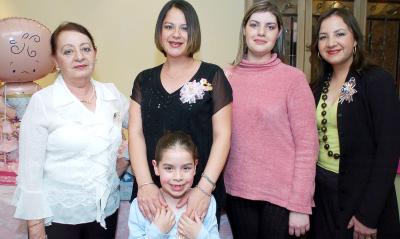 va_24022006
Paola de Beatson acompañada por su mamá, hermanas ysu hija en su reunion de canastilla.