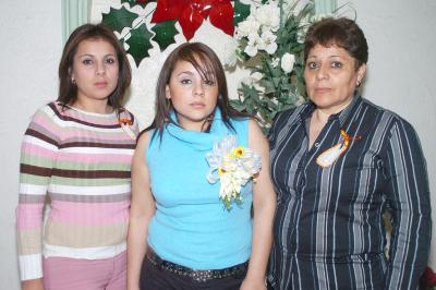 de_26022006 
Karla María López Ramos acompañada por su mamá y su hermana el día de su despedida de soltera