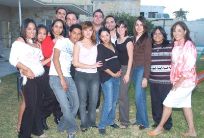 gr_26022006 
Mercedes Fernández Marrujo recibió n umerosas felicitaciones de sus amigos, en la fiesta de regalos que se le ofreció en honor del bebé que espera.