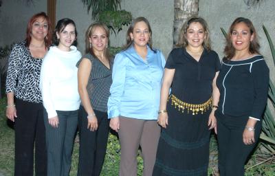 va_26022006
Blanca Flor Rodríguez de Hernández espera elnacimiento de su primer bebé y fue festejada con una fiesta por amigas  y familiares.