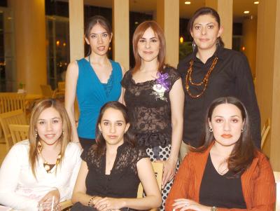 va_26022006 
Claudia Mendoza Astorga en compañía de amigas en su despedida de soltera