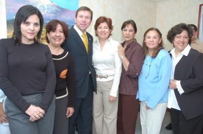 va_26022006
Marcela Pámanes, Anita Rendón, Carlos González Castañon, Rosy Escamilla, Paquita Morales y Cecilia Cardiel de Lastra.