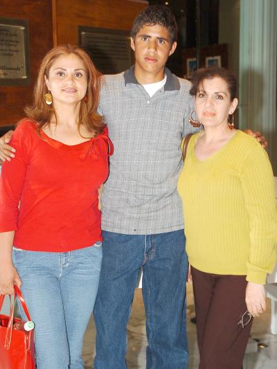 chi_26022006 
Mary Cruz Corral, Pedro Sánchez y Lupita Blanco de Martínez.
