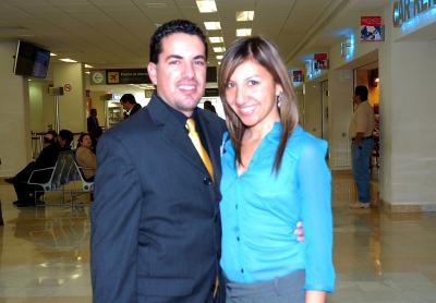 vi_28022006 
Édgar Briceño viajó a México y lo despidió Alejandra Torres..