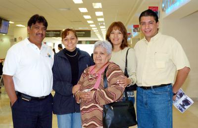 vi_28022006
 Martha Quintero viajó a México, DF., y la despidieron Saúl Hernández, Laura, Felipe y Norma.