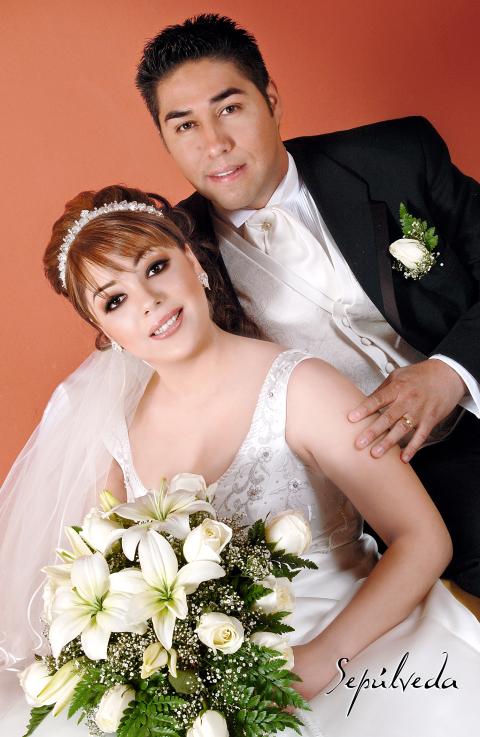C.P. Christian David Vázquez Rodríguez y Srita. Blanca Aidée Favela Robles recibieron la bendición nupcial en la parroquia de La Virgen de Lourdes el cuatro de febrero de 2006.



Estudio fotográfico: Sepúlveda