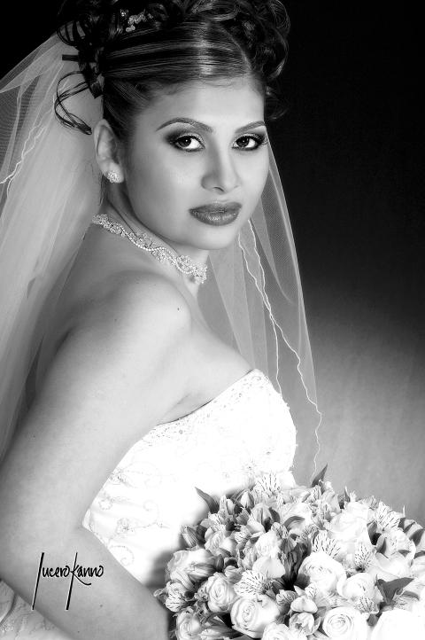 I.S.C. Patricia Barajas González el día de su enlace nupcial con el I.Q. Adrián Guerrero Medina.


Estudio fotográfico: Lucero Kano