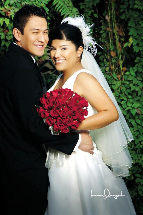 Sr. Jorge García Hernández y Srita Janeth Virginia Meza Sánchez recibieron la bendición nupcial en la parroquia de San Pedro Apóstol el cuatro de enero de 2006.



Estudio fotográfico: Laura Grageda