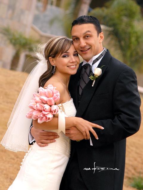 Sr. Arturo García Aymerich y Srita. Tuty Valles Villarreal recibieron la bendición nupcial en la parroquia Los Ángeles el 28 de enero de 2006.




Estudio fotográfico: Maqueda.
