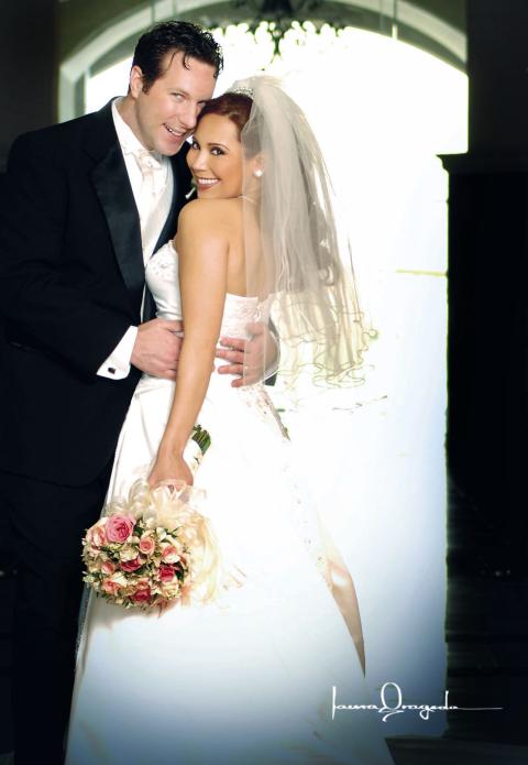 Sr. Benjamín F. Scroggs IV y Srita. Farah I. Treviño Govea recibieron la bendición nupcial en la iglesia El Buen Pastor el 11 de febrero de 2006.


Estudio fotográfico: Laura Grageda.
