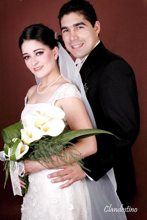 Sr. Omar Álvarez Solís y Srita. Gisela Salsamendi Cárdenas contrajeron matrimonio religioso en la parroquia Los Ángeles el 11 de febrero de 2006.


Estudio fotográfico: Clandestino
