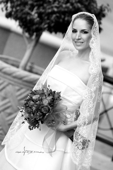 Srita. María Angel Sirgo González el día de su enlace matrimonial con el Sr. Marco Antonio Landeros Treviño.



Estudio fotográfico: Maqueda