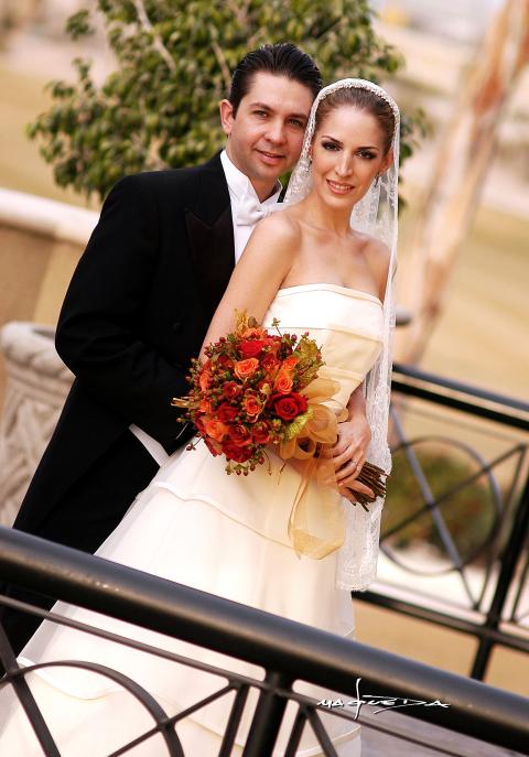 Sr. Marco Antonio Landeros Treviño y Srita. María Ángel Sirgo González recibieron la bendición nupcial en la parroquia Los Ángeles el 14 de enero de 2006.



Estudio fotográfico: Maqueda