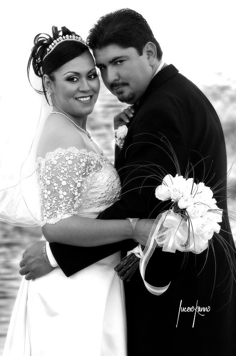 Srita. Jennifer García Hernández el día de su enlace nupcial con el Sr. Manuel Eduardo González Escajeda.



Estudio fotográfico: Lucero Kano