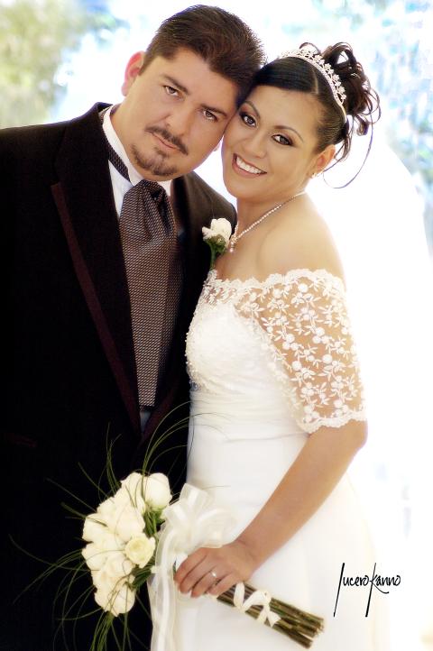 Sr. Manuel Eduardo González Escajeda  y Srita. Jennifer García Hernández recibieron la bendición nupcial en la parroquia de San Pedro Apóstol el 21 de enero de  2006.



Estudio fotográfico: Lucero Kano
