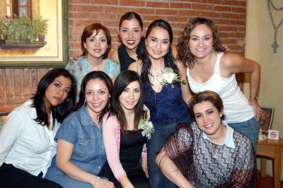 gr_02032006  
Nadia Nava y Valeria Correa acompañadas por un grupo de amigas en su despedida de soltera.
