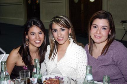 ch_03032006 
Evelyn Cuéllar, Ana Cristina Ayup y Blanca Santelices.