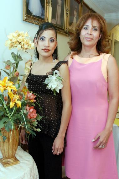 de_03032006 
Jazir Quiroz Casillas acompañada por su mamá, Miriam Casillas de Quiroz, en la despedida de soltera que le ofreció.