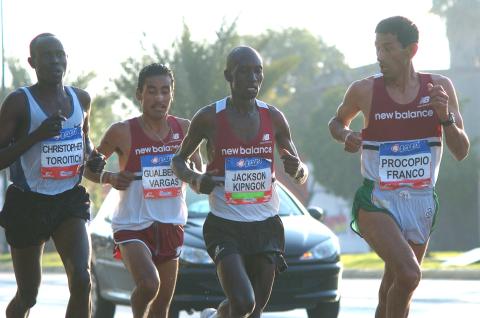 Un gran duelo fue el que escenificaron estos atletas a lo largo del agotador trayecto, donde la elevada temperatura logró mermar el ritmo impuesto en la primera parte de la competencia, por lo que el africano se quedó lejos del récord impuesto en 2001 por Andrés Espinoza.