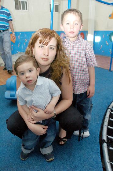 ni_04032006
 Mónica de Villarreal con sus hijos Roberto y Patricio
