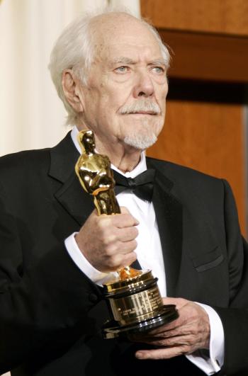 Robert Altman puso la sala en pie, no sólo por el Oscar de honor que le entregó la Academia en homenaje a toda una vida dedicada al cine, sino cuando reveló que hace 11 años había sufrido un trasplante de corazón.