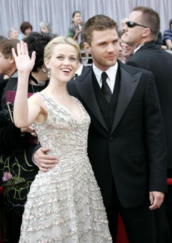 Reese Witherspoon llegó del brazo de su esposo Ryan Phillippe, quien en las entrevistas que ha concedido, ha expresado el orgullo que siente por su esposa.