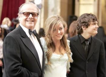 Jack Nicholson optó por la compañía de sus hijos Lorraine y Raymond, quienes felices caminaron y posaron para las cámaras.