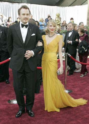 El matrimonio en la vida real y en la ficción (Secreto de Montaña), Heath Ledger y Michelle Williams, ella de amarillo, entraron en el teatro agarrados de la mano. Ledger comentó que lo mejor que le ha dado esta película es su esposa y su hija.
