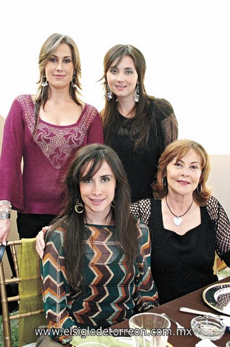Liliana Rodríguez de Russek, Maricarmen Rodríguez de Fahur y Ana Sofía Rodríguez González acompañando a su mamá, Mely González de Rodríguez.