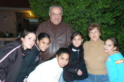 gr_07032006 
Héctor Villarreal Soto y Angélica Morales de Villarreal, celebraron recientemente 47 años de casados, acompañados por sus nietos, con un ameno convivio.