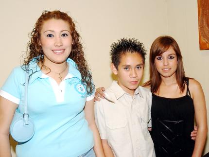 ch_05032006 
Érika Cruz, Brian Arturo y Carolina Rodarte