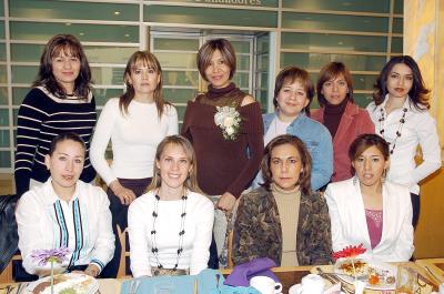 gr_08032006 
Hilda Escajeda Hernández celebró su cumpleaños, en compañía de sus amigas.