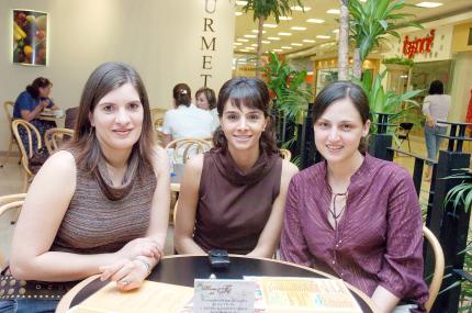 ch_08032006 
Adriana de Barthenout, Rocío de Murra y María Emilia de Madero.