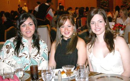 ch_08032006 
Katryn Kort, Adriana Alarcón y Karina Kort.