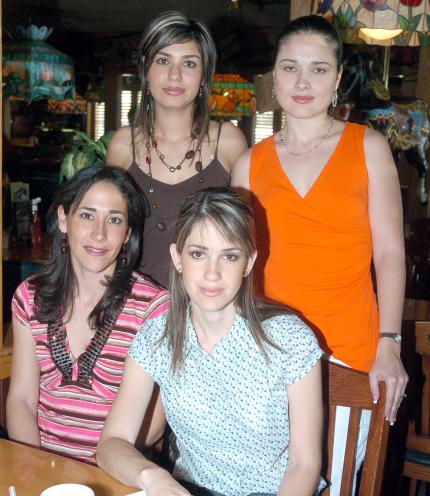 ch_08032006 
Toty de Dávila, Mónica de Garrido, Lorena de Barba y Miriam de Ramírez.