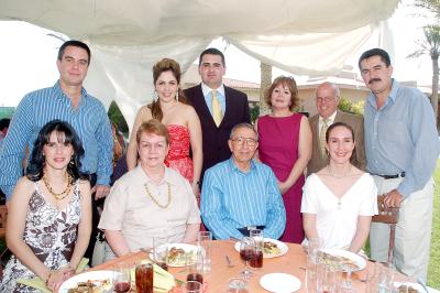 gr_09032006 
Julio Pérez, adelina de Pérez, Christa de Del Hoyo, Christa de Pérez, Julio Pérez, Paco Ovejero y María de la Paz Calleros acompañaron a Sergio y Alejandra.