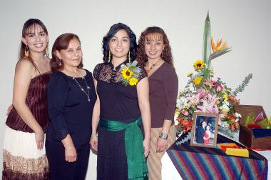 de_09032006 
Bárbara Priscila Espinosa Rodríguez acompañada por du mamá, Patricia de Espinosa y sus hermanadas Yadira y Patricia, en su fiesta de despedida de soltera.