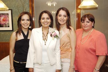 de_09032006 
Gabiriela Flores Cervantes disfrutó de una agradable despedida de soltera que le ofrecieron María del Socorro Cervantes, y sus hermanas Rocío y Marisol Flores.