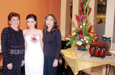 de_09032006
La novia acompañada por su suegra, Rosy López y su mamá, Tere Rivera.